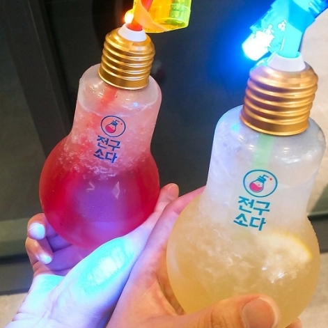 發現 Instagram：韓國今夏最紅的飲品就是它－會發光的燈泡特飲！