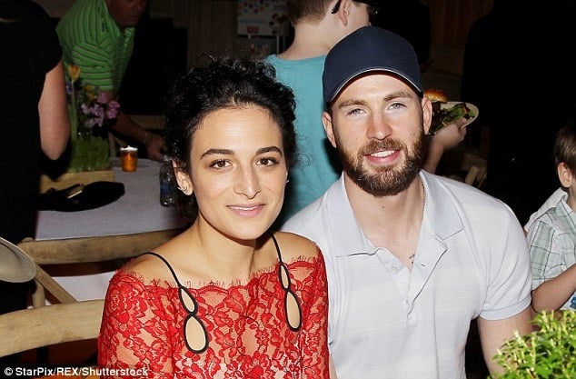 「美國隊長」克里斯伊凡首度公開曬出新女友　一同亮相證實戀情成真！