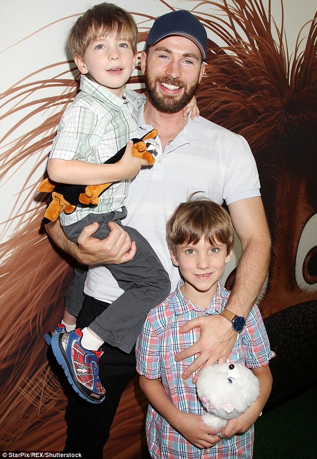 「美國隊長」克里斯伊凡首度公開曬出新女友　一同亮相證實戀情成真！