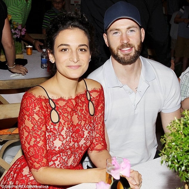 「美國隊長」克里斯伊凡首度公開曬出新女友　一同亮相證實戀情成真！