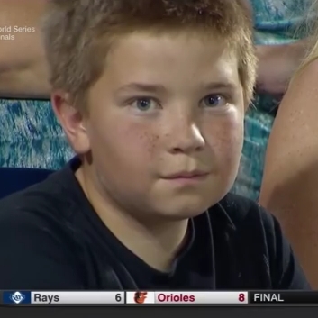 觀看棒球意外被鏡頭捕捉到　這名小男孩爆笑的放電表情在網路走紅！