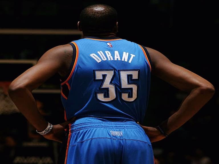 Kevin Durant 轉隊引來眾怒!瘋狂球迷怒燒 35 號球衣洩憤
