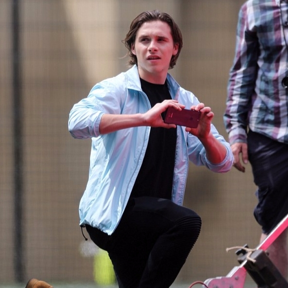 布魯克林秀出瀟灑新髮型　留起老爸貝克漢當年的頭髮來踢足球！