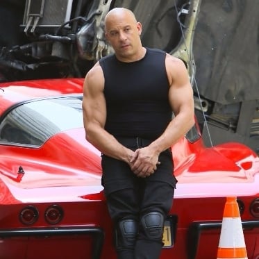 馮迪索現身《玩命關頭 8》片場　48 歲「唐老大」肌肉強度不減！