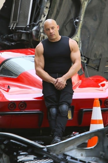 馮迪索現身《玩命關頭 8》片場　48 歲「唐老大」肌肉強度不減！