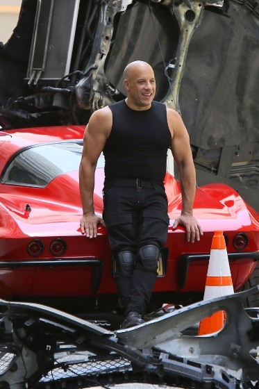 馮迪索現身《玩命關頭 8》片場　48 歲「唐老大」肌肉強度不減！