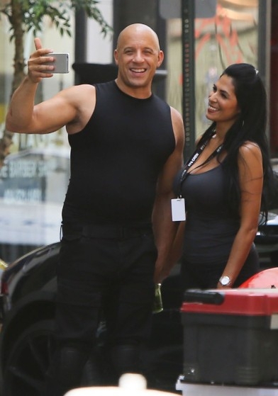 馮迪索現身《玩命關頭 8》片場　48 歲「唐老大」肌肉強度不減！