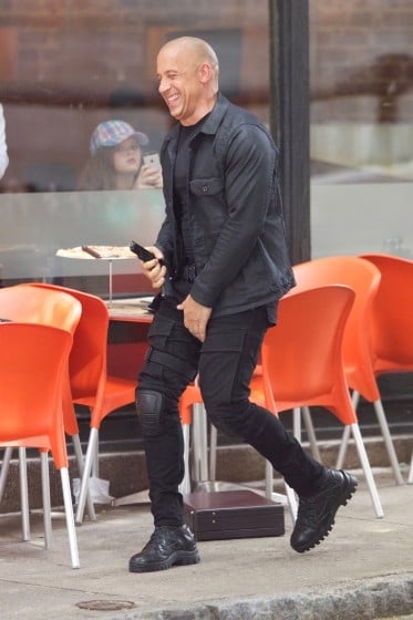 馮迪索現身《玩命關頭 8》片場　48 歲「唐老大」肌肉強度不減！