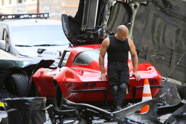 馮迪索現身《玩命關頭 8》片場　48 歲「唐老大」肌肉強度不減！