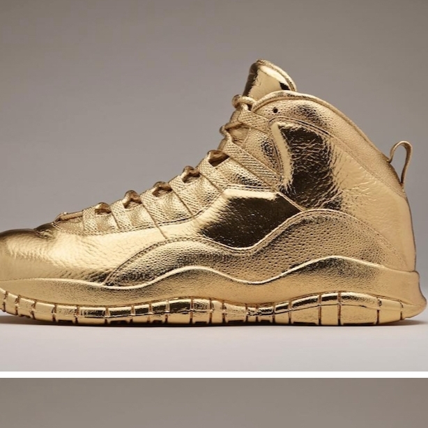金光閃閃的喬丹鞋！歌手 Drake 全新 Air Jordan 10 OVO 訂製鞋款！