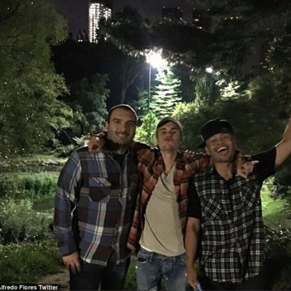 小賈斯汀也瘋玩《Pokemon GO》　被直擊衝入中央公園抓神奇寶貝！