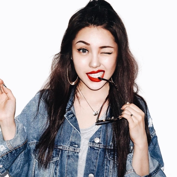 深邃迷濛的復古貓眼，最重要的眼線原來這樣勾勒！