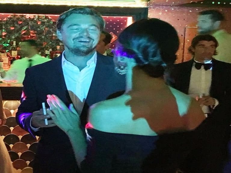 李奧納多才剛剛與年輕辣模交往 卻又在頒獎典禮與謎樣女子調情...