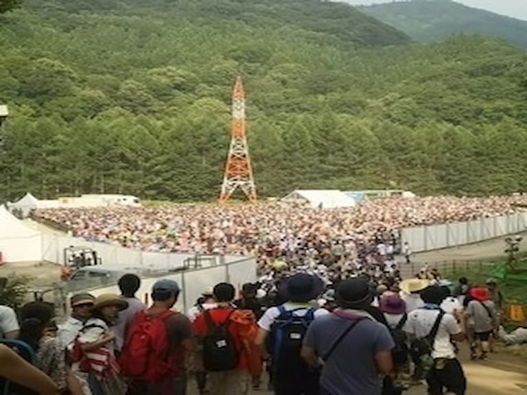 簡直傳說！FUJI ROCK 因為「她們」的出場　舞台被觀眾擠爆成超壯觀景象！