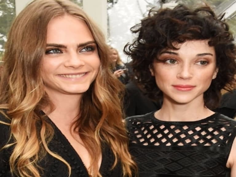 無名指上現巨型鑽戒！Cara Delevingne 與 St. Vincent 低調成婚了？！