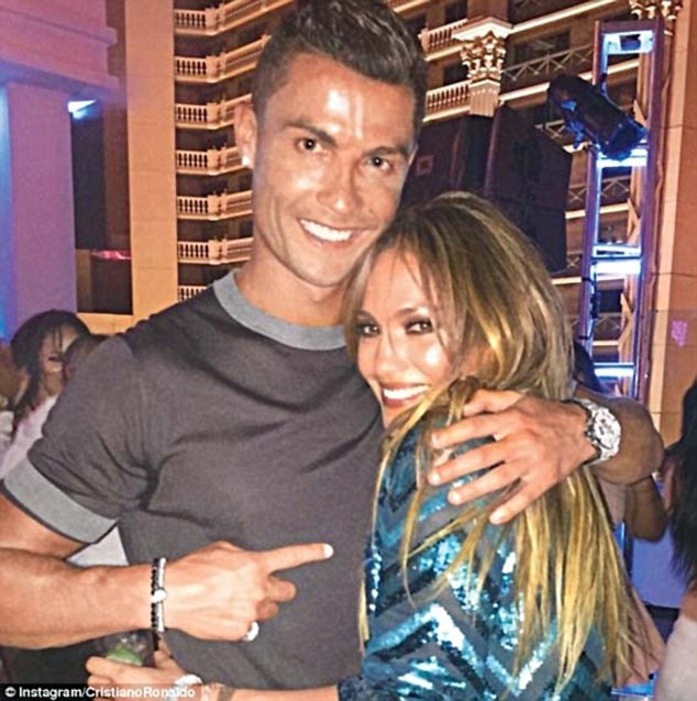 兩大帥哥運動明星！C 羅與 Conor McGregor 正面交鋒拚肌肉！