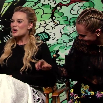 卡拉訪談中大秀特殊才藝！她竟能準確找出瑪格羅比「胸前那點」？