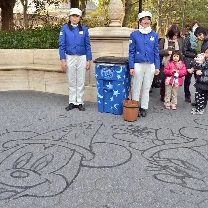 全是神人！迪士尼樂園工作人員不只會搞笑　居然還能即興來一段街舞 Battle！