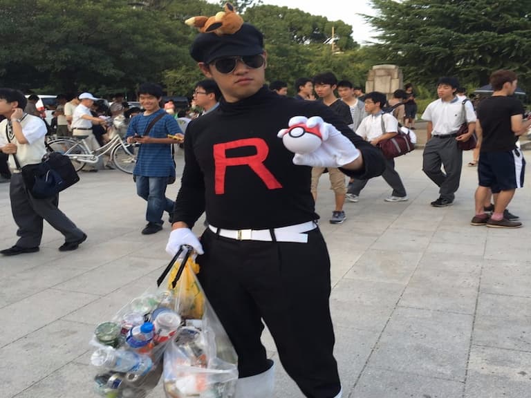 全民瘋玩《Pokemon GO》讓公園一片狼藉　他選擇扮「火箭隊」幫忙捕捉垃圾！