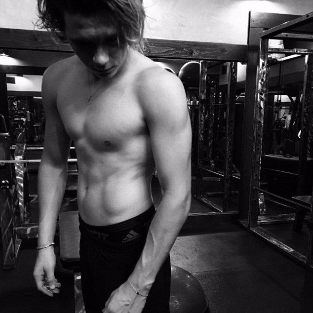 布魯克林擺脫 2 個月前「放鬆」身材　秀出自己鍛鍊成功的大胸肌！