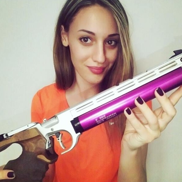 希臘 20 歲空氣手槍選手拿下奧運金牌　美貌引起網路熱搜！