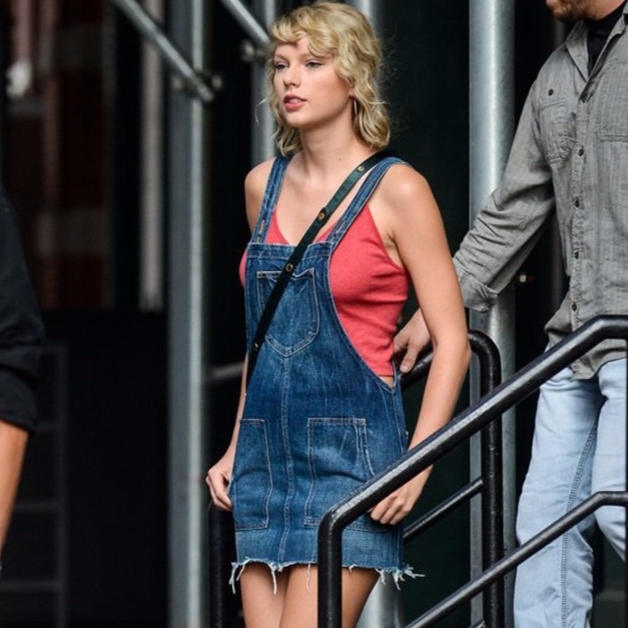 新髮型要配新 Style！捲髮 Taylor Swift 近日酷愛運動風穿搭！