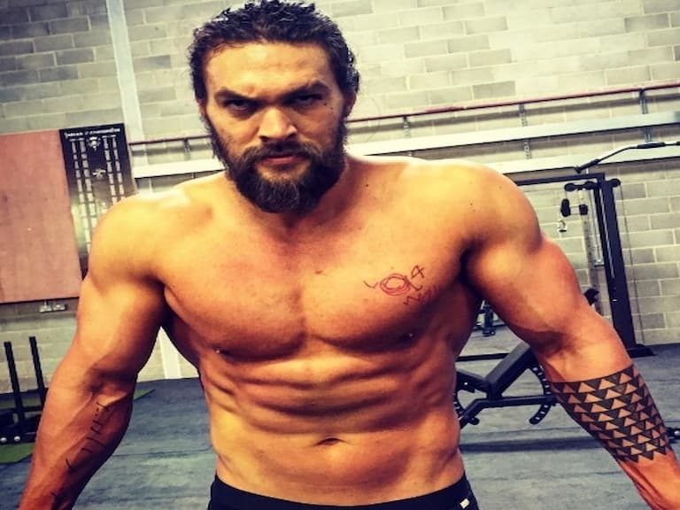 最可口的英雄在這裡!「水行俠」Jason Momoa 私下是超愛秀大肌肉的猛男