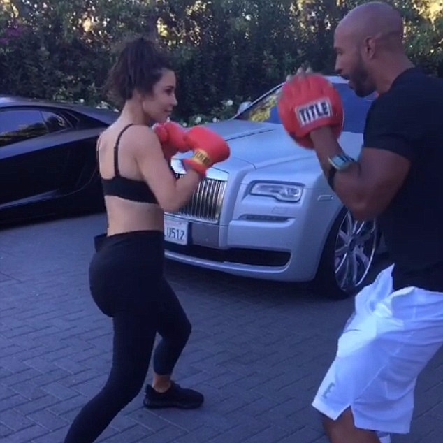 金卡達夏性感運動裝打拳擊　網友的目光卻落在她那不合比例的翹臀上...