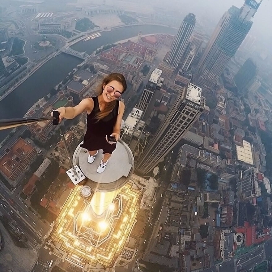 別嘗試！俄羅斯女孩拍下世界「最危險自拍照」　光看就讓人腳軟！