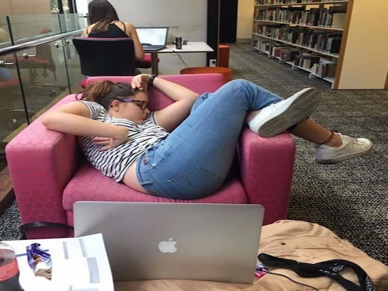 在圖書館別亂睡!這位女孩的誇張睡姿 成為爆笑的網路惡搞題材!