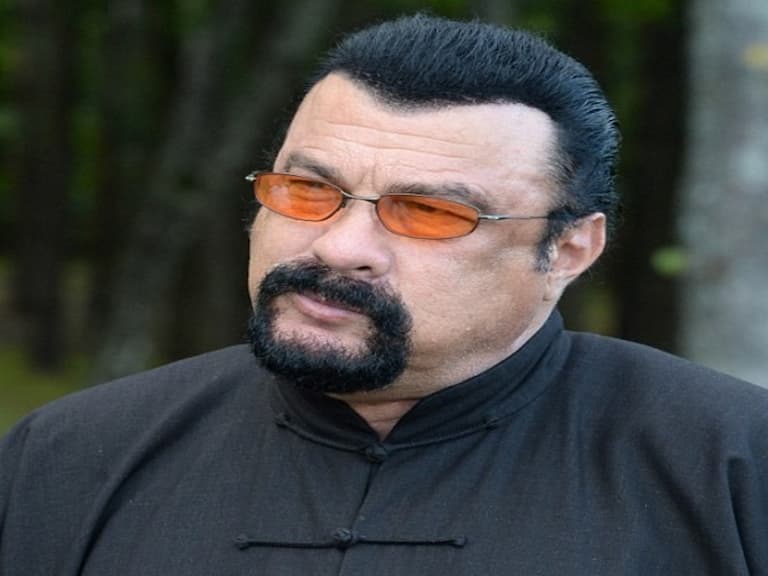 64 歲的動作明星史蒂芬席格 大叔樣力挺農產品超搶戲!