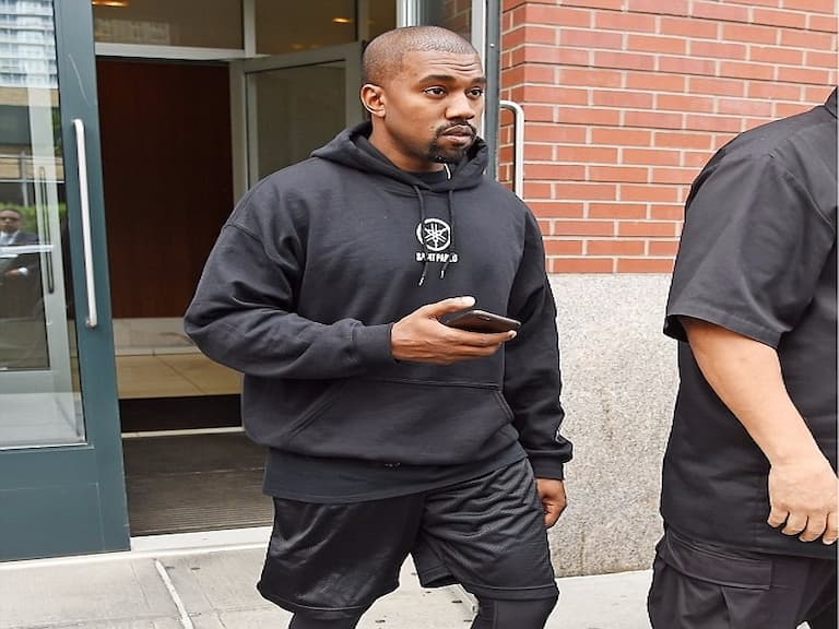 肯伊威斯特實現承諾 免費送給狗仔搶翻天的 Yeezy boost 350 各一雙!