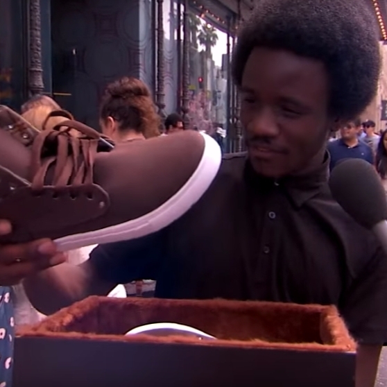 脫口秀惡搞拿出「Yeezy Boost 1150」走上街頭　大家居然這樣說...