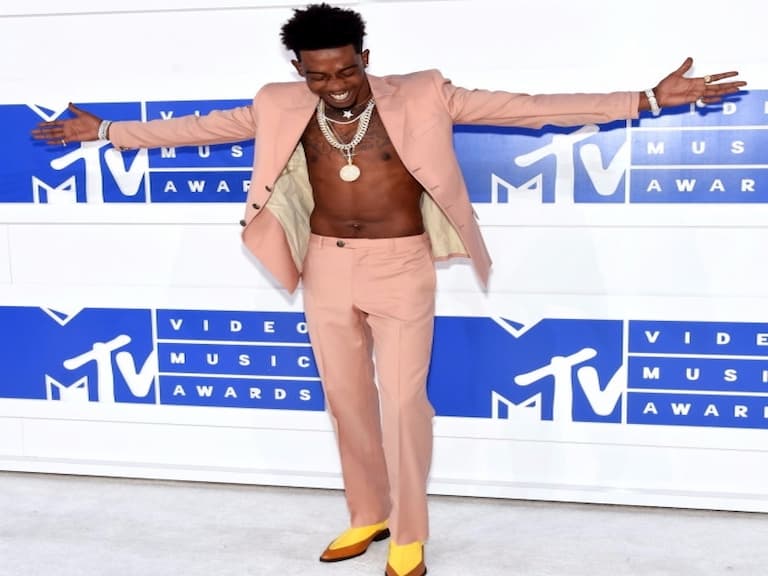 超時尚還是不舒服?VMA 明星的集體流行穿搭:外套下什麼都不穿走紅毯!