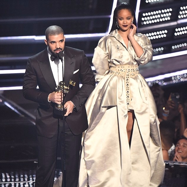 郎有情妹無意？Drake 高調狂追蕾哈娜　告白：我從 22 歲那年就愛上她...