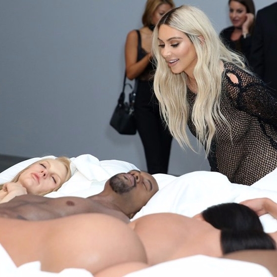 Kanye West 舉辦《Famous》裸體蠟像展覽，當中還包括了 Taylor Swift⋯⋯