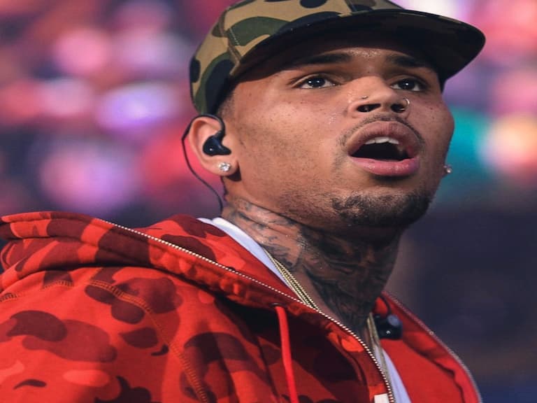 Rihanna 被深情告白！Chris Brown 卻「持槍威脅」女生遭到警方逮捕