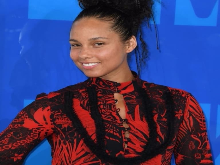 Alicia Keys 沒化妝走紅毯竟遭罵翻　其實這些明星也是素顏參加 VMA！