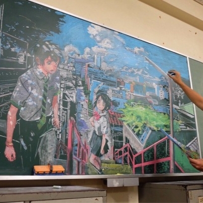 神人！日本老師超強黑板畫　重現新海誠電影《你的名字。》場景！