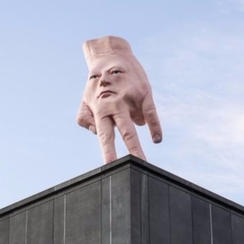 紐西蘭藝術家在屋頂上放置「人面手」作品　到底是超酷還是嚇人？