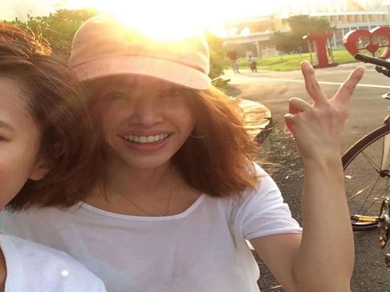 蔡依林河濱公園騎單車　半透明白 Tee 讓人好害羞！