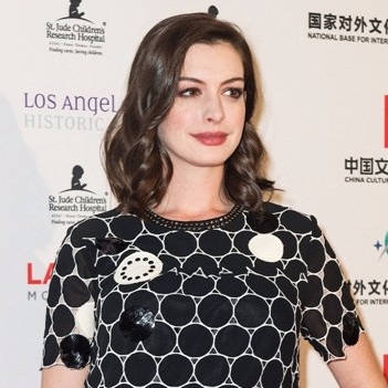 產後要立刻變瘦？Anne Hathaway 以一條牛仔褲神回應令一眾孕婦都釋懷了！