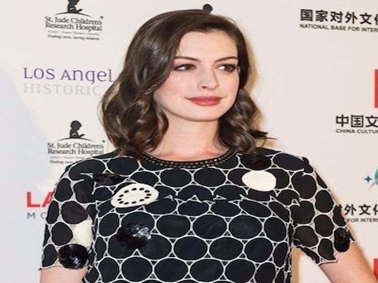 產後要立刻變瘦？Anne Hathaway 以一條牛仔褲神回應令一眾孕婦都釋懷了！