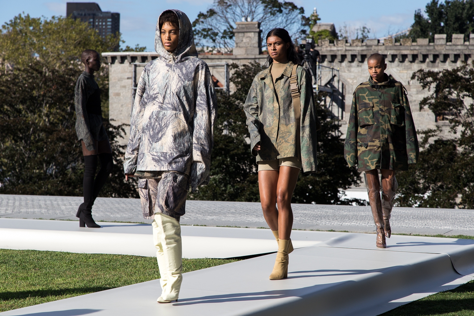 Yeezy Season 4 發佈會直擊！肯爺又發表了全新鞋款？