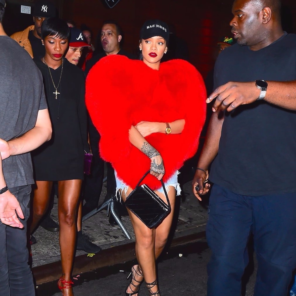 壯碩保鑣硬推走女粉絲　蕾哈娜一句話霸氣「主持公道」！