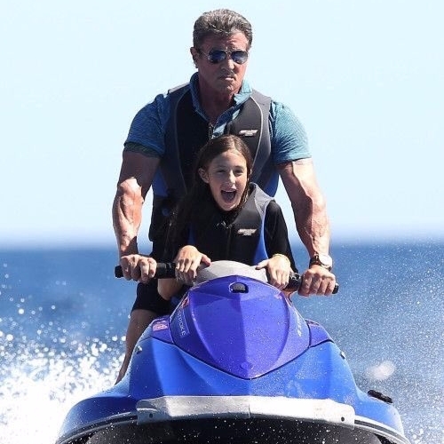 席維斯史特龍載小女兒玩水上摩托車　英姿煥發被疑「這是在拍電影吧？」