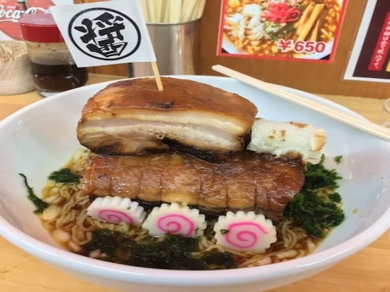 日本超狂肉食主義「戰車拉麵」走紅 光是叉燒肉就重達 700g!