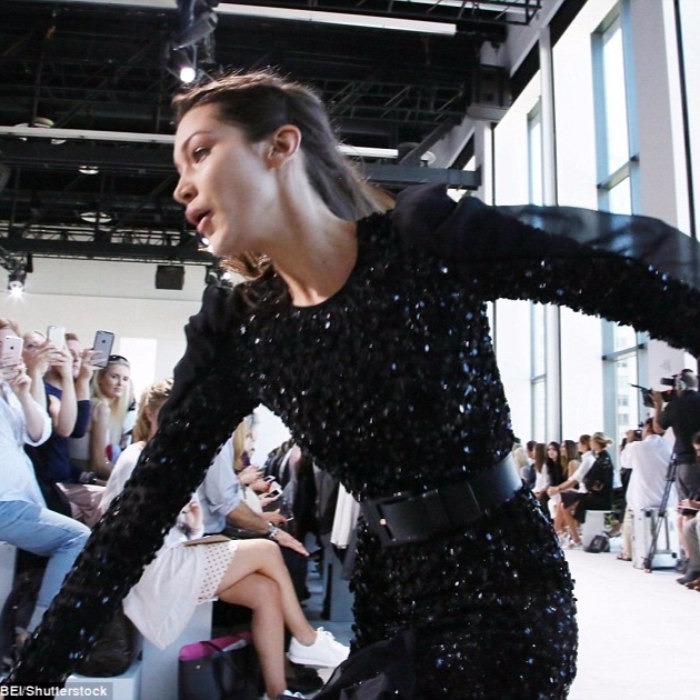 紐約時裝周 Bella Hadid 伸展台上大摔一跤　引起現場一片驚呼！