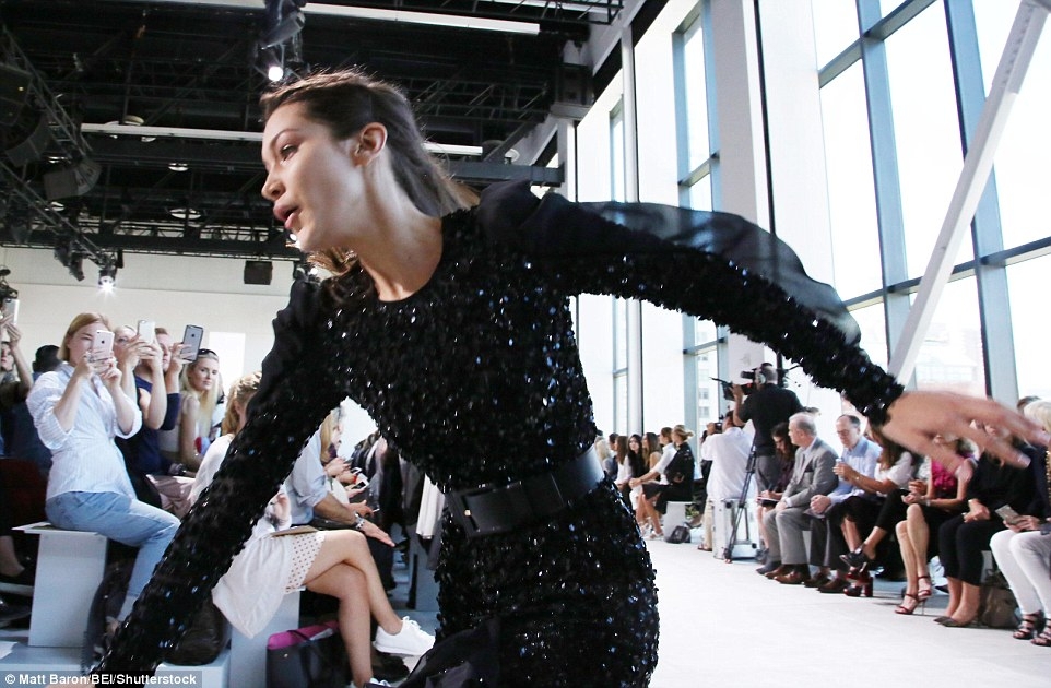 紐約時裝周 Bella Hadid 伸展台上大摔一跤 引起現場一片驚呼!