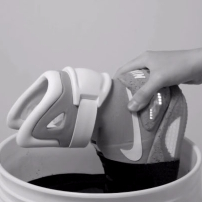 Nike Air Mag 回到未來鞋款浸油漆　背後原因居然讓人感動...
